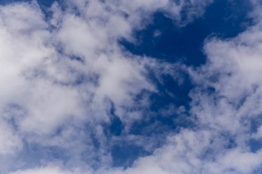 Gökyüzü bulutlar, gökyüzü bulutlar ve güneş ile