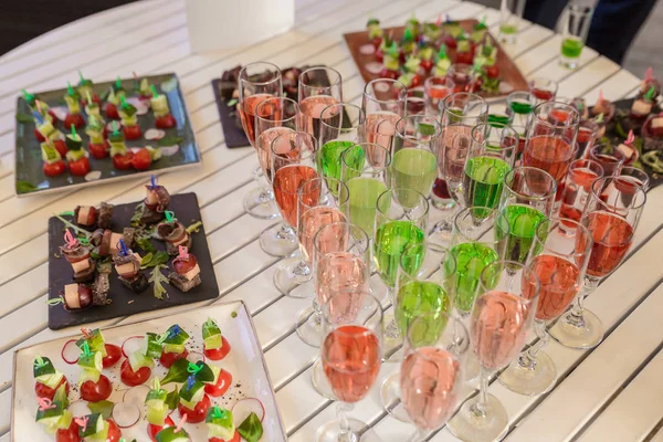 Servicio de catering. Mesa de restaurante con comida en el evento . —  Fotos de Stock