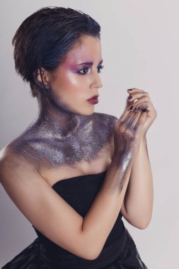Moda fotoğraf siyah elbiseli güzel bir genç kadın. portrai