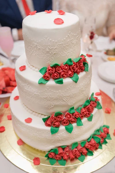Tarta de boda blanca en banquete de boda con rosa roja y otras flores —  Fotos de Stock