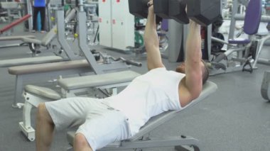 vücut geliştirmeci bench halter salonunda kullanarak basın yok. Spor salonunda egzersiz kas adam