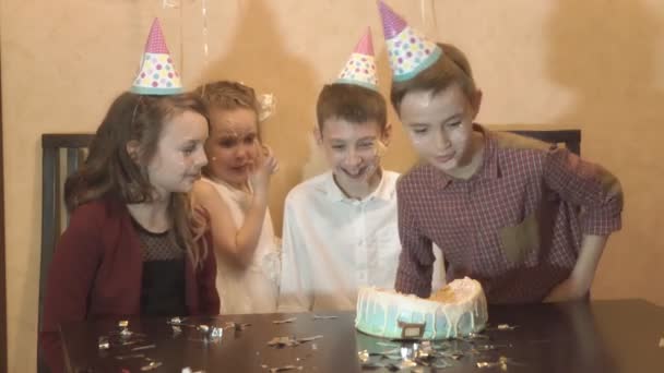 Bezstarostné děti na narozeninovou oslavu. přátelé dunked tvář v narozeninový dort — Stock video