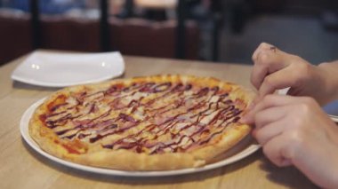 Pizza alarak kadının elleri kafede dilim