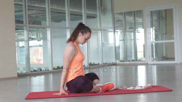 Fitness girl alongamento na aula de ginástica. Conceito de esporte e estilo de vida saudável . — Vídeo de Stock