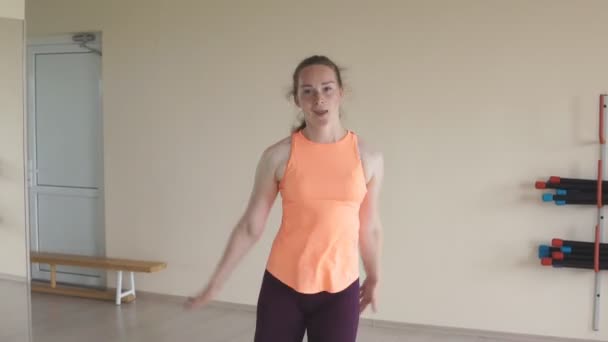 Mujer joven haciendo ejercicios de baile en gimnasio o estudio — Vídeo de stock