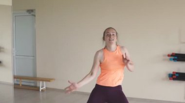 Spor salonu veya studio Zumba dans genç kız. ağır çekim. Fitness, spor, dans ve yaşam tarzı kavramı