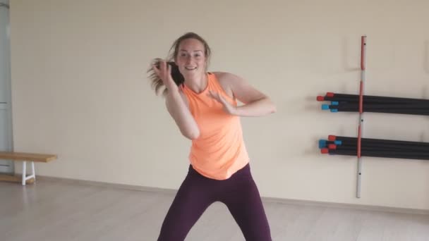 Joven chica bonita mezcla bailando en estudio . — Vídeos de Stock