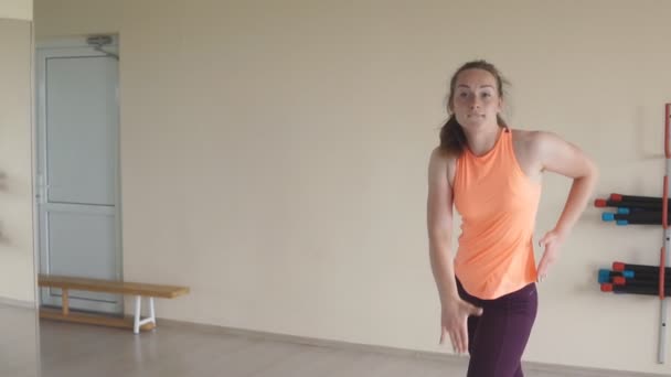 Fiatal csinos lány csinál tánc gyakorlatok az edzőteremben, vagy stúdió. lassú mozgás. fitness, sport, tánc és az életmód fogalma — Stock videók