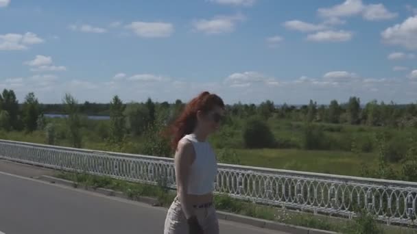 Спортивная женщина катается на роликах на открытом воздухе, сохраняя здоровый образ жизни — стоковое видео