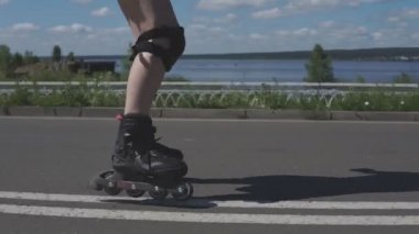 Kızıl saçlı paten açık havada güzel kızla. bacaklar yukarı kapatın