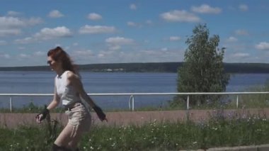 Güzel genç kız paten parkta koyar.