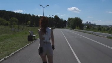 mutlu genç kadın parkta paten üzerinde Kızıl saçlı