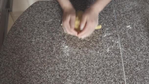 Chicas manos amasando masa en harina en la mesa — Vídeos de Stock