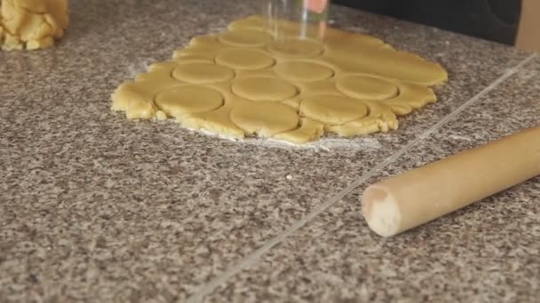 Hände des Mädchens machen die Form für den Keks — Stockvideo