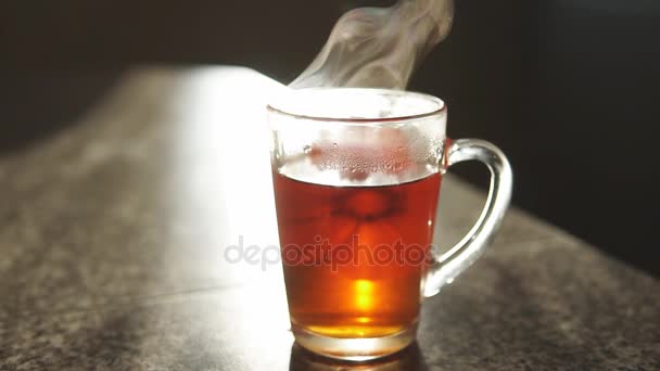 Bebida caliente de té. taza con una bebida caliente con un par . — Vídeos de Stock