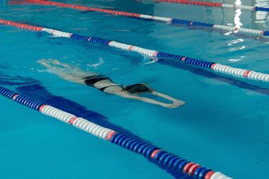 bir Yüzme Havuzu zıplama platformundan yüzücü atlama