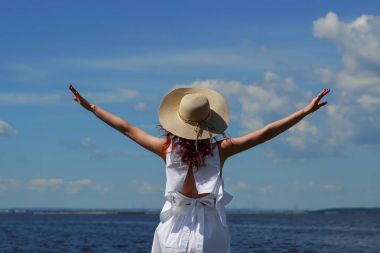 Kadın eller yukarı nehir, arka görünüm