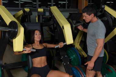 Spor salonunda egzersiz makinesi trenlerde sportif Çift