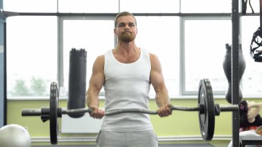 pazı ile Halter egzersiz yaparak atlet. jimnastik salonu kas delikanlı trenler. CrossFit eğitim