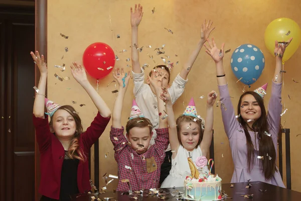 Enfants jetant confettis à une fête d'enfants. concept joyeux anniversaire — Photo