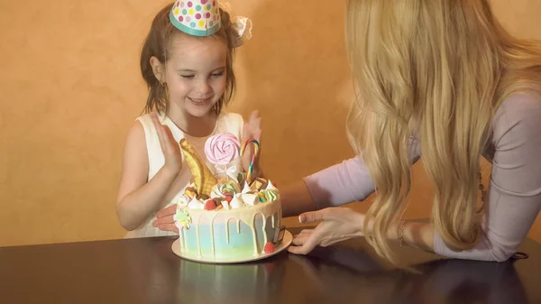 子供の誕生日パーティー。少女の誕生日のバースデー ケーキ。家族のお祝い — ストック写真