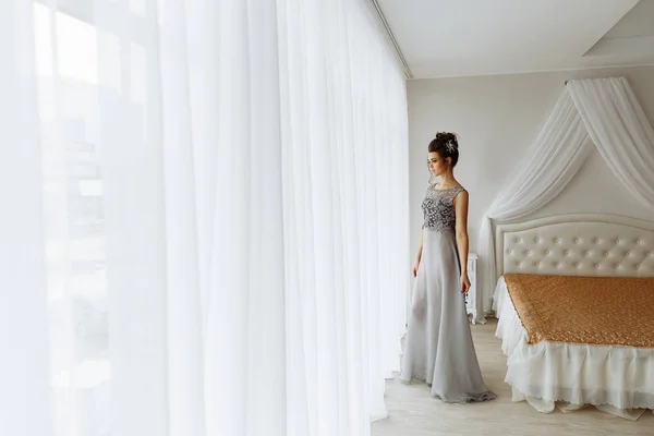 Γυναίκα στο κομψό φόρεμα, υπνοδωμάτιο εσωτερικό πολυτελείας — Φωτογραφία Αρχείου