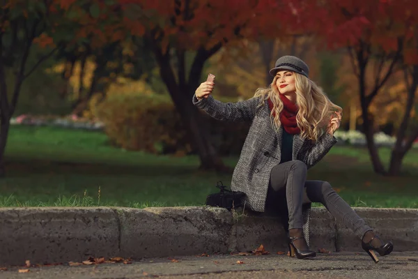 Hübsches Mädchen macht Selfie im Herbstpark. — Stockfoto