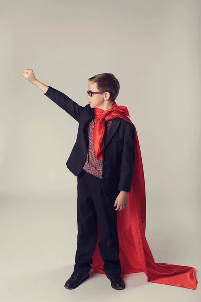 Joven chico de negocios en traje y capa de superhéroe rojo — Foto de Stock