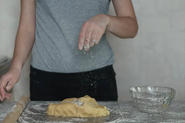 Tablo, ağır çekim unu hamur yoğurma Baker. — Stok fotoğraf