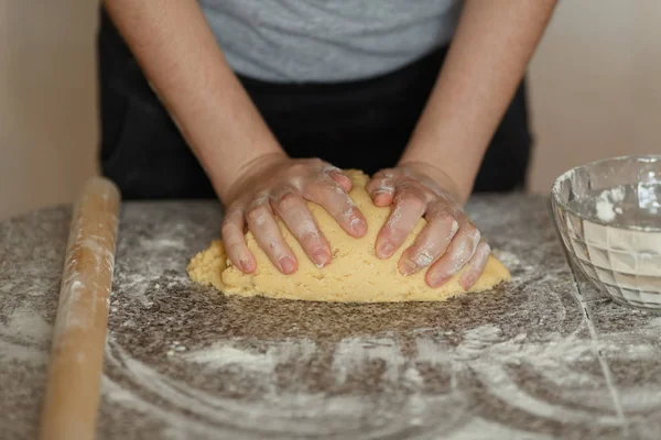 Baker amassar massa de farinha na mesa — Fotografia de Stock