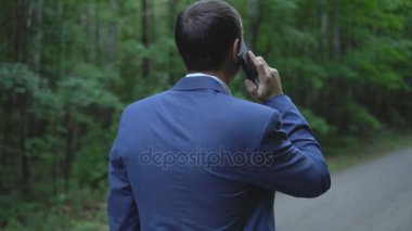 Evet, geri görünüm orman yolu boyunca yürüyen yakışıklı adam