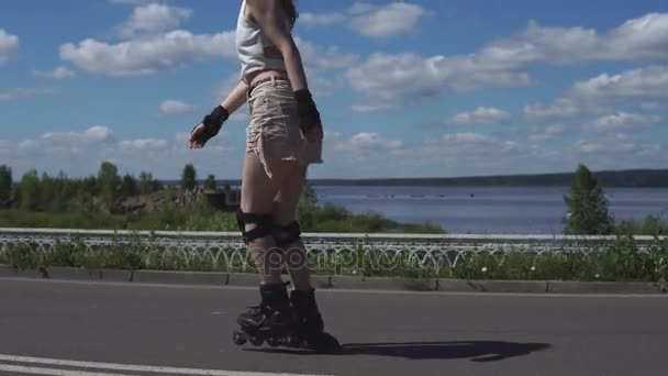 Bella ragazza con i capelli rossi pattinaggio a rotelle all'aperto. 4k . — Video Stock