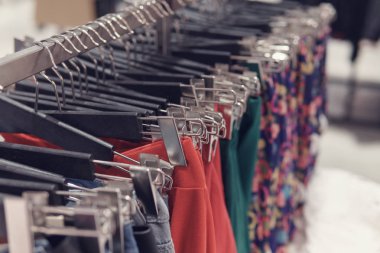 Seçici odak etek elbiseler rafa astı.