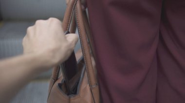 Yankesici hırsız smartphone--dan portakal çanta çalıyor.