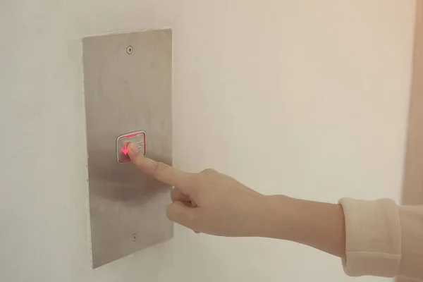 Πατώντας το κουμπί. μεγέθυνση του γυναικείο χέρι πιέζοντας το κουμπί του ασανσέρ — Φωτογραφία Αρχείου