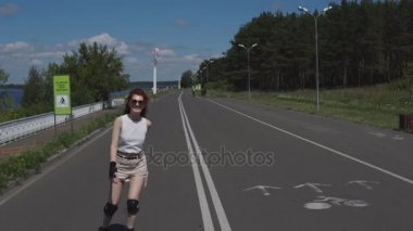 güzel kızıl saçlı kız Silindirler, hippi kız gülümsüyor. 4k