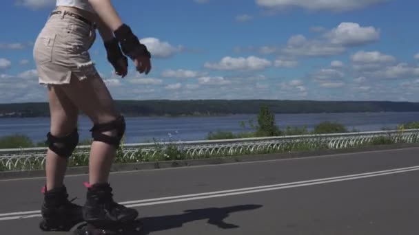 Mujer deportiva patinaje sobre ruedas al aire libre manteniendo un estilo de vida saludable, 4k — Vídeo de stock