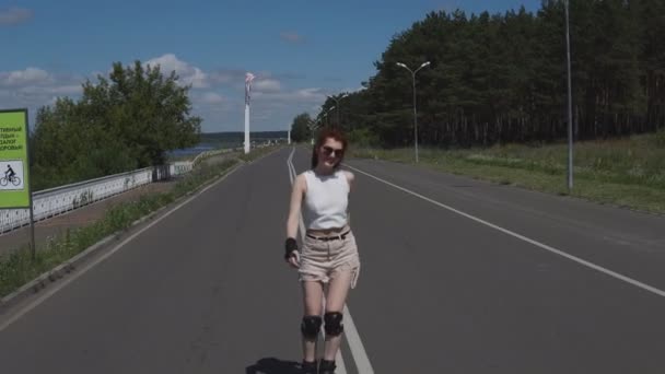 Schöne rote Haare Mädchen auf Rollen, Hipster-Mädchen lächelnd. 4k — Stockvideo