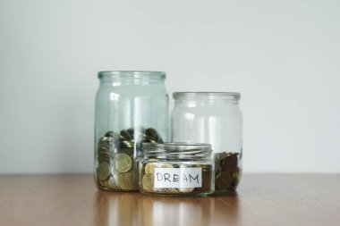 Cam Kavanoz farklı ihtiyaçları, para kutuları için para çıktı. Para tasarruf konsept dağılımı. Araba sticker.