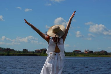 Kadın eller yukarı nehir, arka görünüm