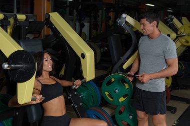 Spor salonunda egzersiz makinesi trenlerde sportif Çift