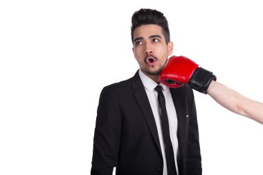 Takım elbiseli adam boks eldivenleri yüz yüze gelen darbe aldığında