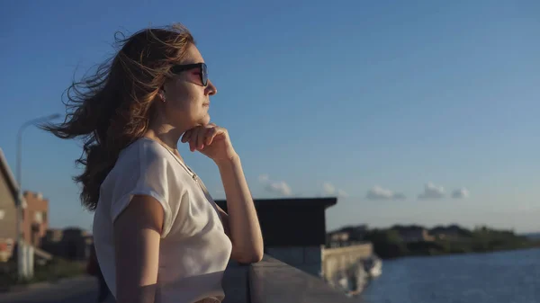 Belle fille bénéficie du coucher de soleil sur le front de mer — Photo