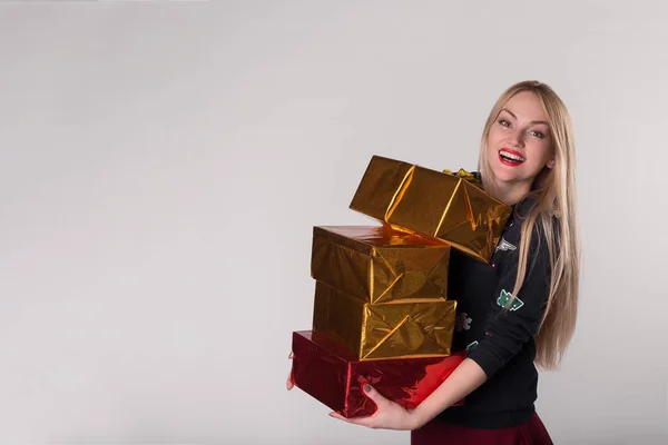 Счастливая улыбающаяся женщина получила привлекательные подарки — стоковое фото