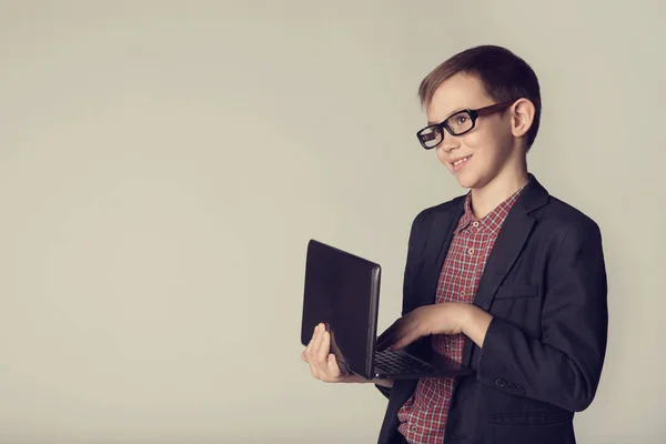 Pequeño hombre de negocios sosteniendo portátil en sus manos —  Fotos de Stock