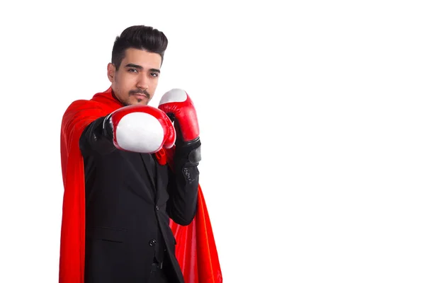 Бизнесмен в боксёрских перчатках и супергерой в красном плаще поднимает руку к камере — стоковое фото