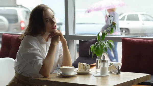 Mooi meisje met koffie en zoete taart zitten in Cafe. Zakenvrouw rusten tijdens pauze — Stockfoto