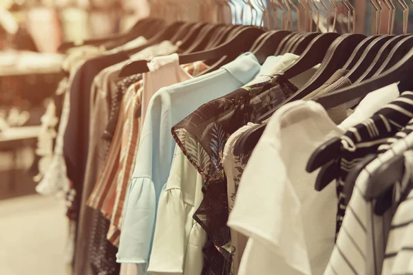 Renkli bluz askıları alışveriş merkezi olarak kullanılan