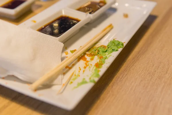 寿司在咖啡桌上的空脏盘子. — 图库照片