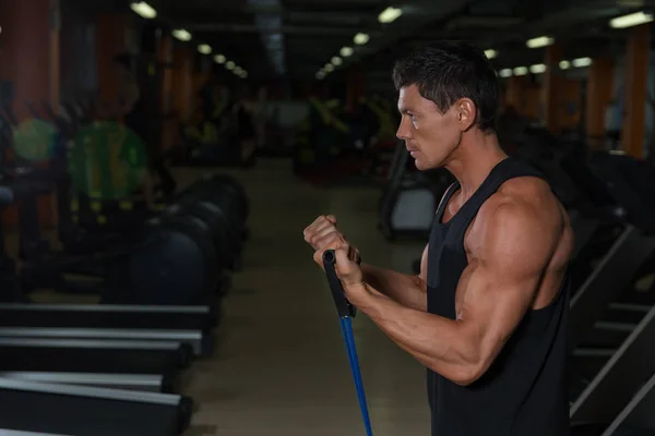 肌肉发达的运动员训练在健身俱乐部 — 图库照片